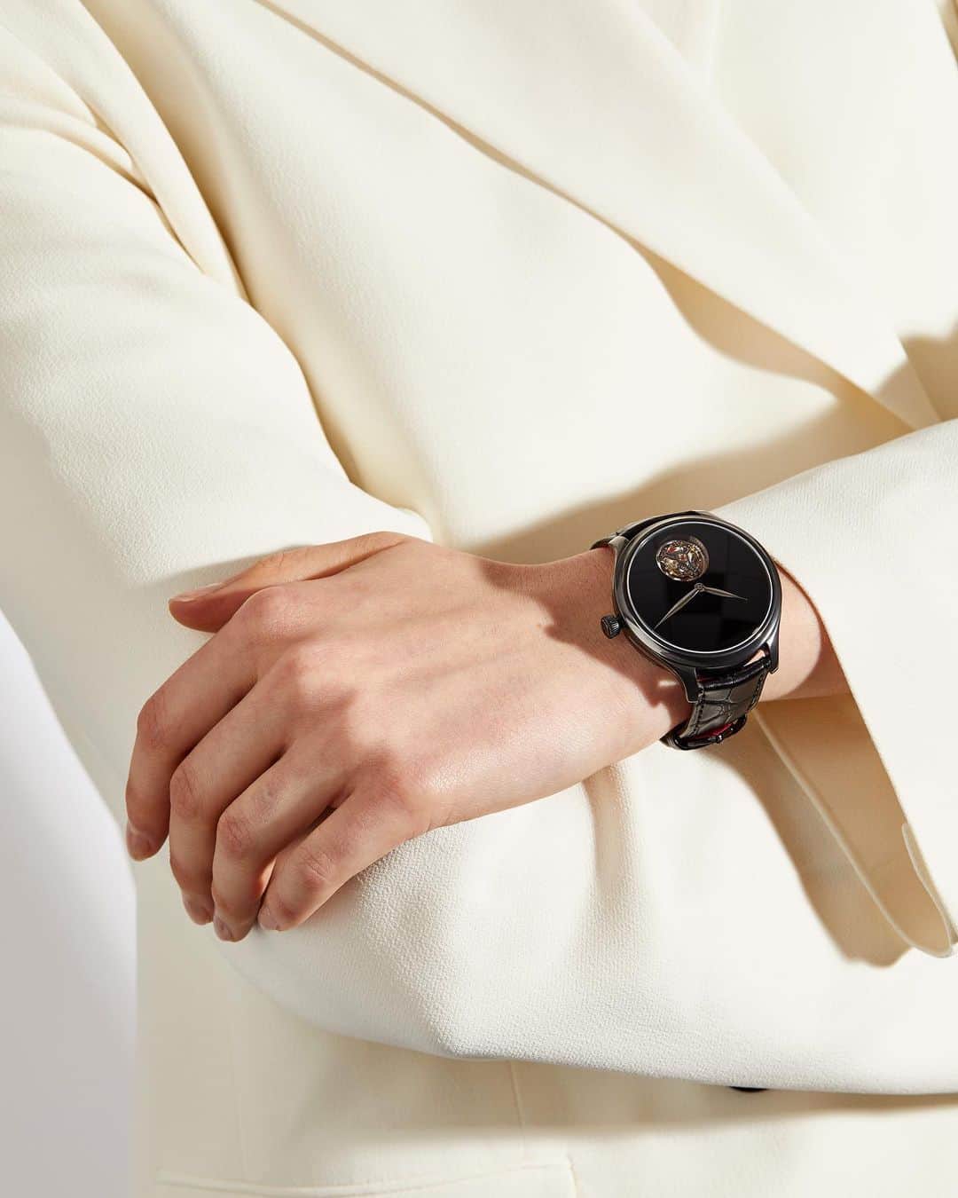 Harrodsのインスタグラム：「Today’s must have? A watch that’s more than what meets the eye – cue the @MoserWatches Endeavour Tourbillon. Don’t be fooled by its minimalist appearance; its dramatic dial is made from Vantablack – the blackest material known to man, comprised of millions of carbon nanotubes that absorb 99.9% of visible light.   Discover this and more of the latest new and notable women’s fine watches now at our link in bio.   #Harrods #HarrodsFineWatches   Shop the store through our remote Personal Shopping service (previously known as Virtual Concierge), or shop online at harrods.com」