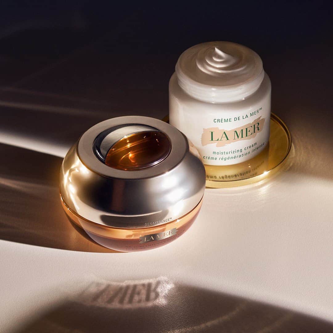 ドゥラメールのインスタグラム：「On your sleep odyssey to radiance, immerse skin in total healing hydration and overnight renewal with the transformative duo of Genaissance de la Mer The Concentrated Night Balm and our legendary Crème de la Mer.」