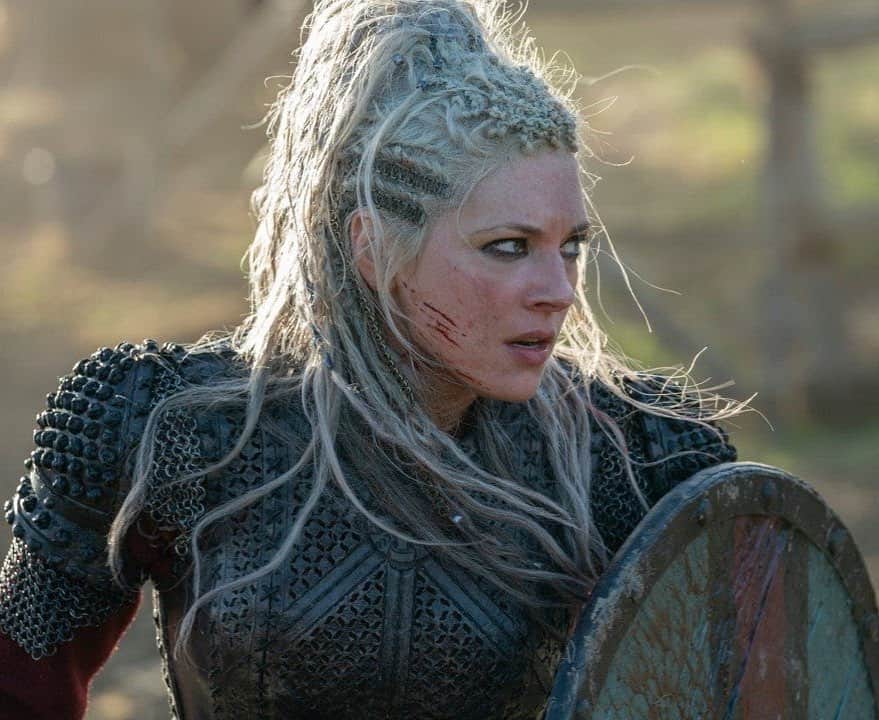 キャサリン・ウィニックのインスタグラム：「WOW! Thank you Critics Choice Awards for the BEST ACTRESS NOMINATION for VIKINGS.  After 6 years of blood, sweat and tears, I am extremely proud of this series and truly humbled by all the love and support for Lagertha. Thank you! 🙏🏻」