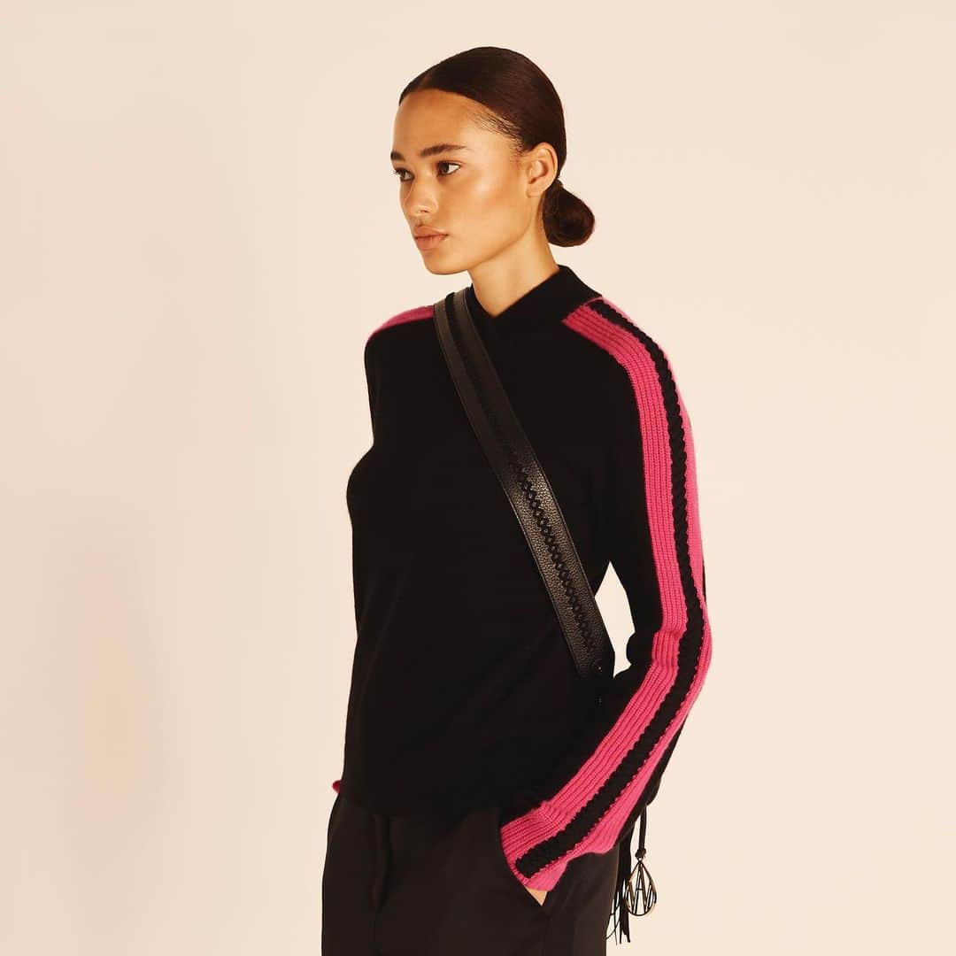 アマンダ ウェイクリーのインスタグラム：「Beautifully crafted sports luxe ski sweater... Luxurious chunky rib detailing re-embroidered by hand with crafted cross stitch detailing   #cashmere #sportsluxe #chunkyknit #statementtop #skijumper #winterstyle #retrochic」