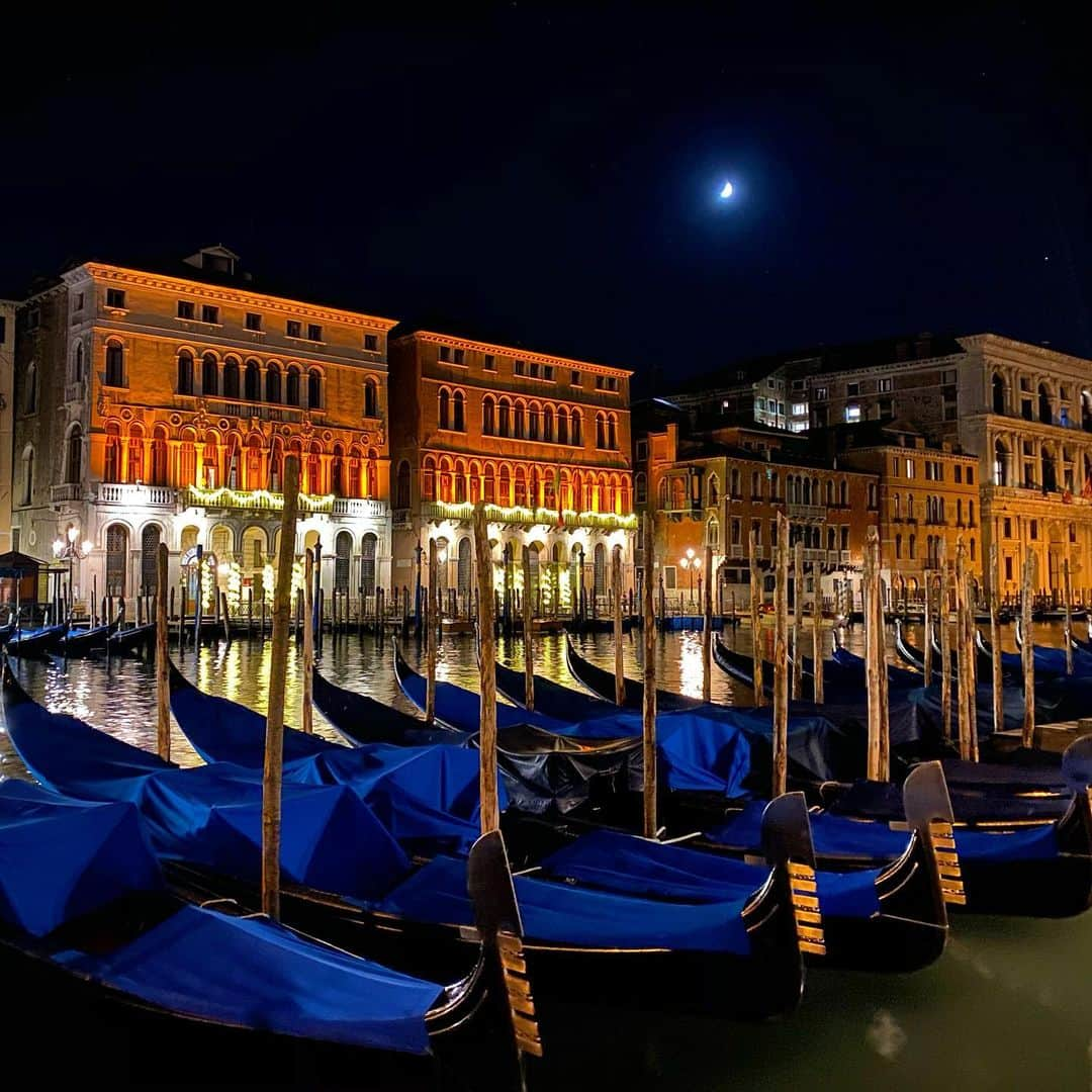 メラニー・サイクスさんのインスタグラム写真 - (メラニー・サイクスInstagram)「Nighty night #venice #crescentmoon #cafarsetti 🌒」11月21日 3時42分 - msmelaniesykes