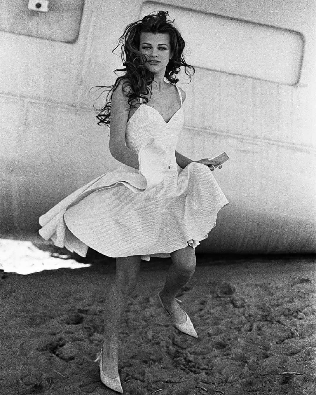 ピーター・リンドバーグさんのインスタグラム写真 - (ピーター・リンドバーグInstagram)「Milla Jovovich, Mojave Desert, 1990 #LindberghStories #AzzedineAlaia #VogueParis」11月21日 3時47分 - therealpeterlindbergh