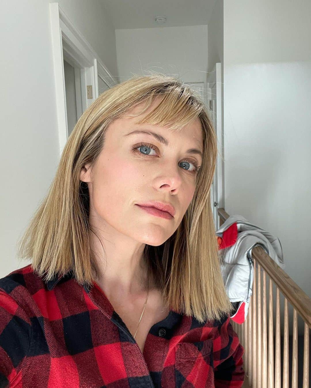 クレア・コフィーのインスタグラム：「Waited until I had excuse for a full face of makeup (auditions are back!) to debut my new mid life crisis bangs and blonde, please excuse pee-d on kid sleeping bag drying in the bg. Hi! We’re still here!」