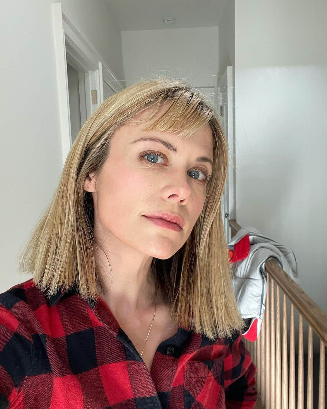 クレア・コフィーさんのインスタグラム写真 - (クレア・コフィーInstagram)「Waited until I had excuse for a full face of makeup (auditions are back!) to debut my new mid life crisis bangs and blonde, please excuse pee-d on kid sleeping bag drying in the bg. Hi! We’re still here!」11月21日 3時52分 - clairecoffee