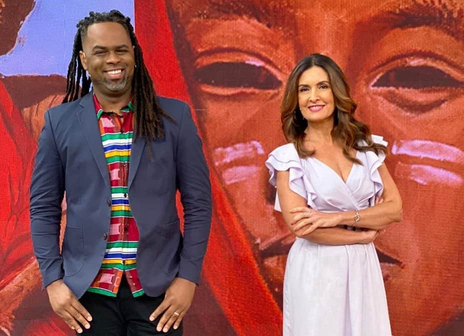 ファチマ・ベルナルデスのインスタグラム：「Nesse dia da consciência negra, o #encontrocomfatima se preparou pra celebrar a força, a cultura, o talento de tantas potências negras. E assim foi feito. Mas, infelizmente, eu e meu parceiro @soumanoelsoares tivemos que noticiar o espancamento até a morte de um homem negro por dois seguranças brancos de um supermercado. Até quando? Precisamos entrar nessa guerra contra o racismo. Todos nós. Veja o que vc que é branco pode fazer. Não menospreze a dor alheia. Repense as suas atitudes. Estude. Reflita. Ouça mais. Mude expressões e palavras preconceituosas que vc usa no dia a dia. Repreenda amigos e parentes que têm atitudes racistas disfarçadas de brincadeira. Precisamos agir pra que o mundo seja um lugar melhor pra TODOS viverem. Vá no site do #encontro (Gshow.com/encontro) e veja o que as crianças desejam pro futuro qndo falamos com elas sobre racismo. É emocionante.」