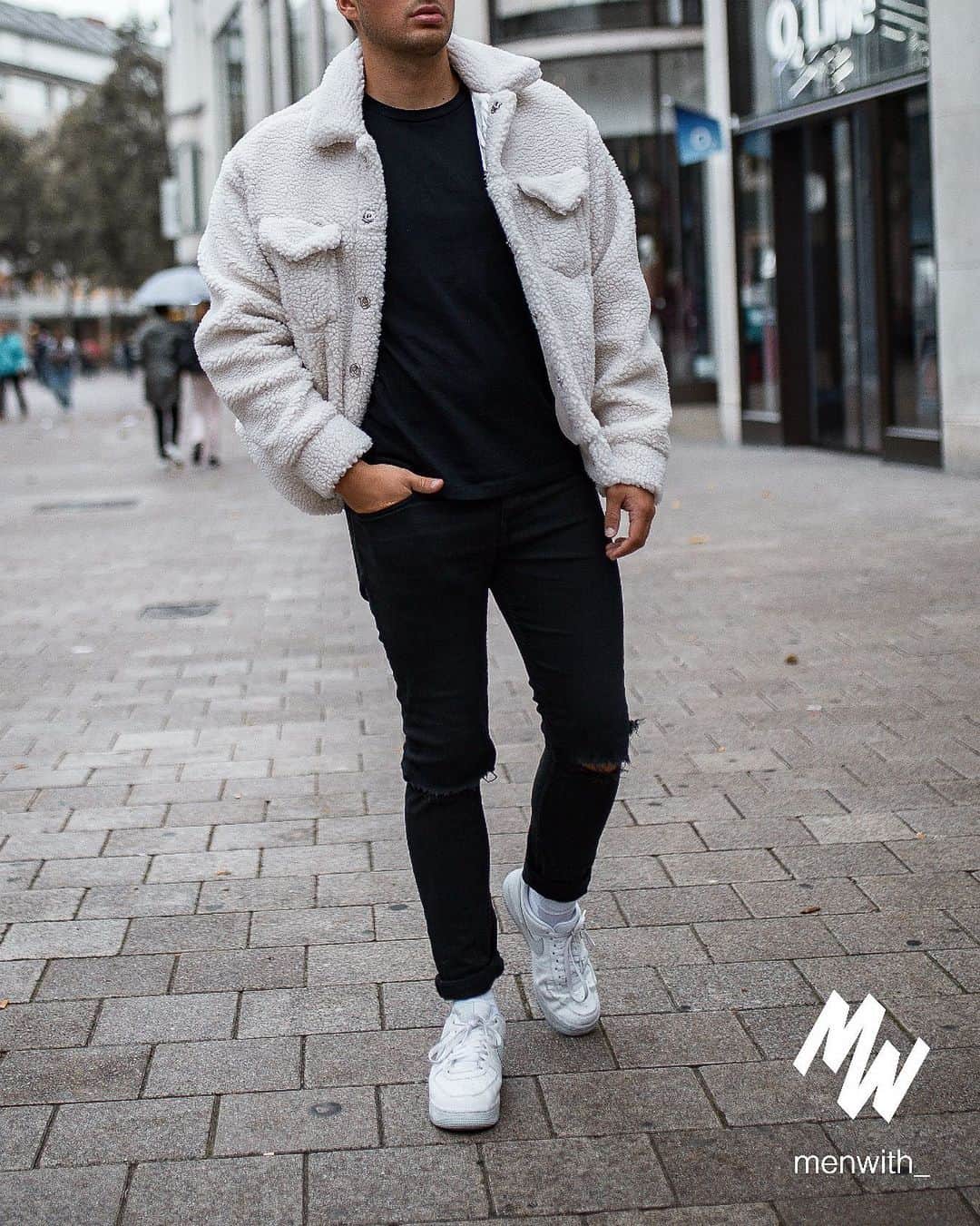 Men Withのインスタグラム：「Great photo of our friend @steffenbrnd_ 👌🏽 #menwithstreetstyle」