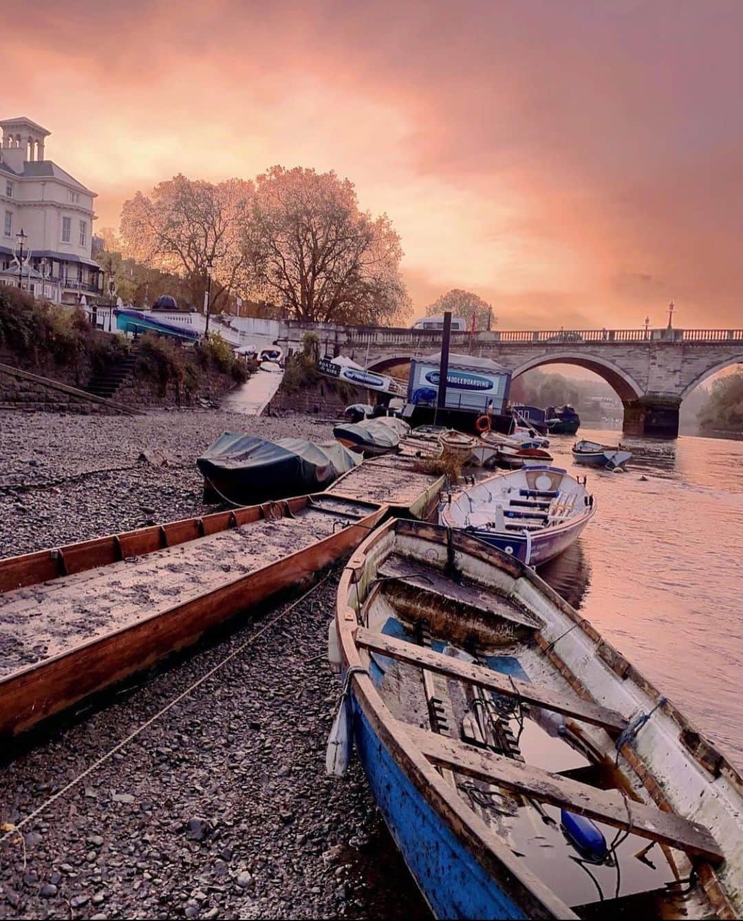 @LONDON | TAG #THISISLONDONさんのインスタグラム写真 - (@LONDON | TAG #THISISLONDONInstagram)「#FridayFacts  Spectacular photos from our wonderful friend @veevs who captured the “Draw Off” in #Richmond... once a year the river #Thames is drained for several weeks to a low tide to allow for maintenance on locks between #Teddington & Richmond which results in the riverbed being exposed, and boat owners having to make plans to move their boats unless they want them resting on the ground! 😱😱 Stunning photos @veevs! Love them! ❤️💞❤️  ___________________________________________  #thisislondon #lovelondon #london #londra #londonlife #londres #uk #visitlondon #british #🇬🇧 #richmondriverside #surrey #surreylife」11月21日 3時56分 - london