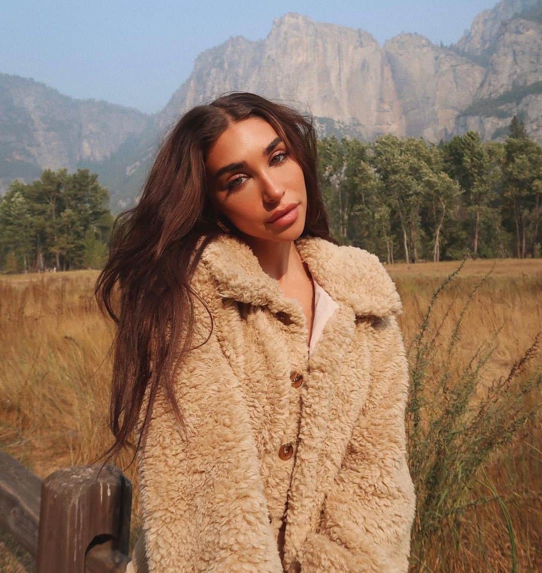 TULAROSAのインスタグラム：「keepin’ it cozy ❤️ @chanteljeffries in the Bradlee Jacket - link in bio to shop!」