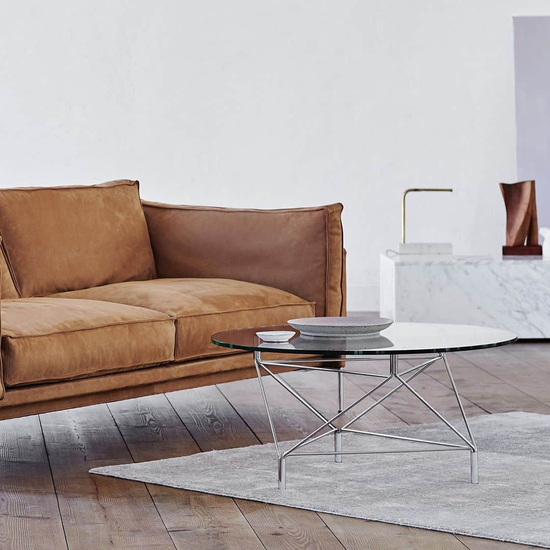 eilersenのインスタグラム：「“The slender body of the sofa takes to the stage with its loose, feather-upholstered cushions on both the seat and back. The cushions have been designed with a flap edge in order to create the optimal amount of contrast, which means that the sofa maintains its inviting and comfortable appearance,” says designer Jens Juul Eilersen.⁠ •⁠ •⁠ •⁠ #eilersen #eilersenfurniture #myeilersen #slimline #interiordesign #homedecor #sofa #danishdesign #inredning #finahem #interiorlovers #interiordesign #modernliving #minimalism #nordiskehjem #nordicinspiration #nordicliving #craftsmanship #luxurylifestyle #boligindretning #designinterior #livingroominspo #boliginspiration #softminimalism #hemindredning #schönerwohnen #nordicminimalism」