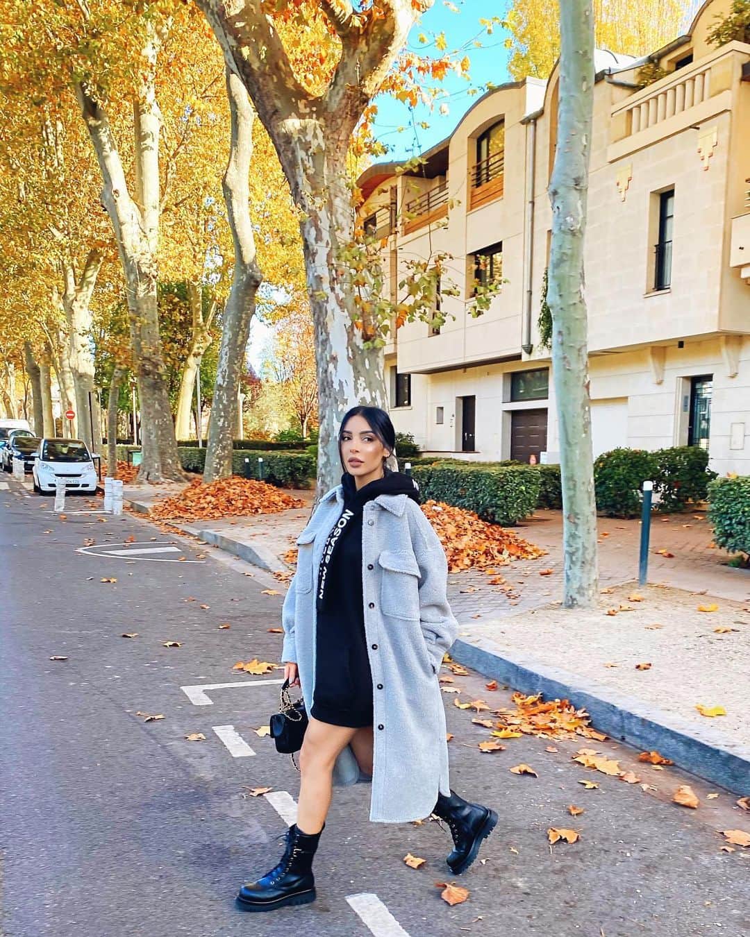 sananasのインスタグラム：「Week end yay 🙏🏻Je traverse en direction du week end sans me retourner ✌🏻Franchement je ne sais pas de votre côté mais j’avais hâte que cette semaine s’achève 😅🥵Ça va vous ? Je ne vous ai pas oublié, je viens de poster mes favoris et flops de ces deux derniers mois 😉  #fall」