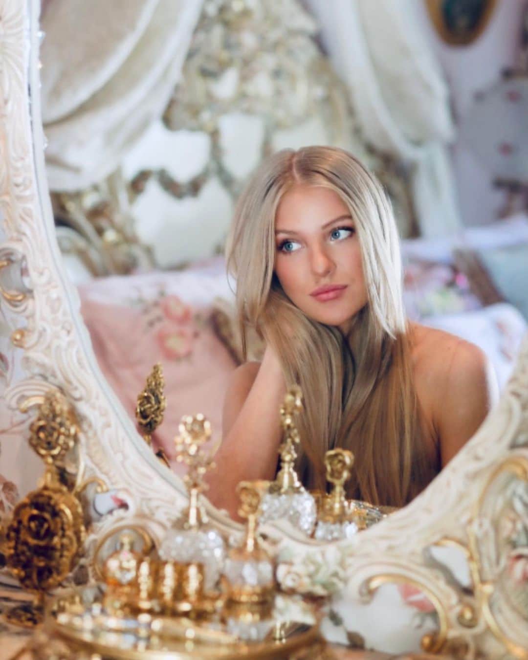 のインスタグラム：「mirror mirror on the wall ✨👑」