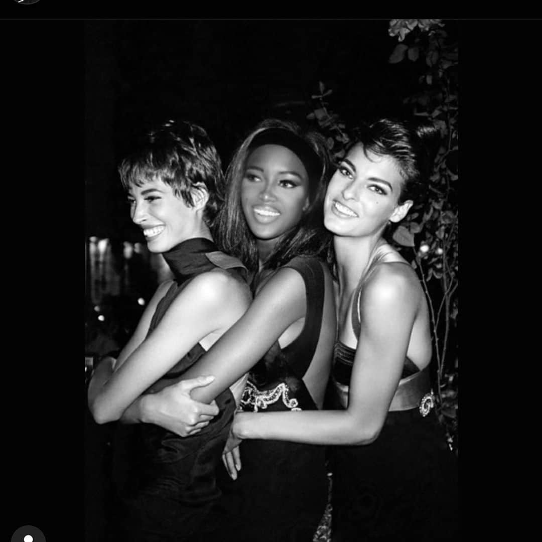 ナオミ・キャンベルさんのインスタグラム写真 - (ナオミ・キャンベルInstagram)「#FBF The 90’s #Trinity  @cturlington @lindaevangelista  @versace 📸 @roxannelowit」11月21日 4時10分 - naomi