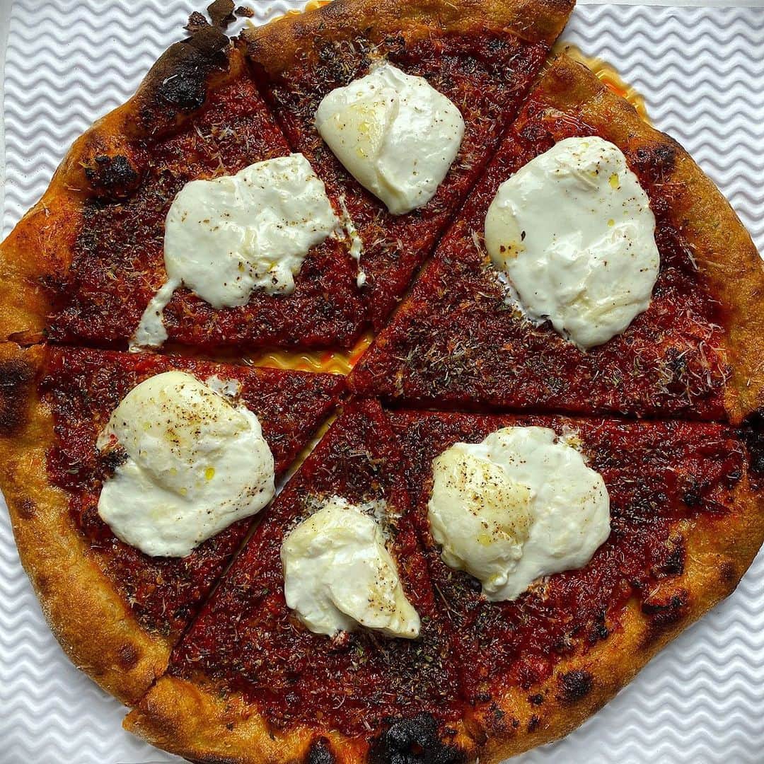 ナイジェラ・ローソンさんのインスタグラム写真 - (ナイジェラ・ローソンInstagram)「This is quite unlike me, as I like pottering about making my supper but tonight I got pizza delivered. Couldn’t decide between the Beans’n’Greens Pizza and the one with tomato, n’duja, burrata, honey and oregano (pic 2) so of course got both. (Also some anchovies and dipping sauces for the crusts) and am in heaven. I have never eaten pizza like this: deep, deep flavours; thin, thin, sourdough. I’ve decided: I’m getting a weekly delivery from @asap.pizza from now on.」11月21日 4時11分 - nigellalawson