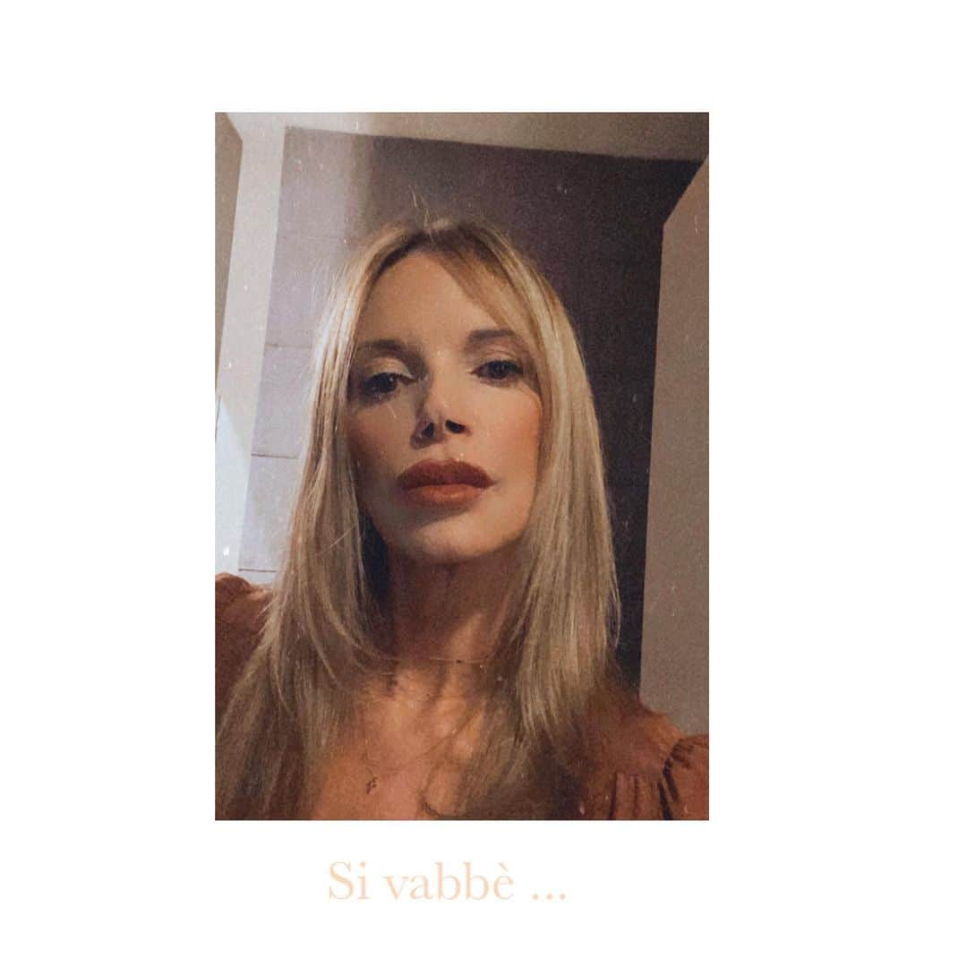 のインスタグラム：「Si vabbè..mi sono truccata per cenare a casa! Le cose dobbiamo farle anche per noi stesse se ci fanno sentire meglio!  Ho comprato più rossetti quest’anno che in tutta la mia vita 🤣ci sta che dite? Amiche aiutiamoci come si può 💪🏼 #coraggio #cautela」