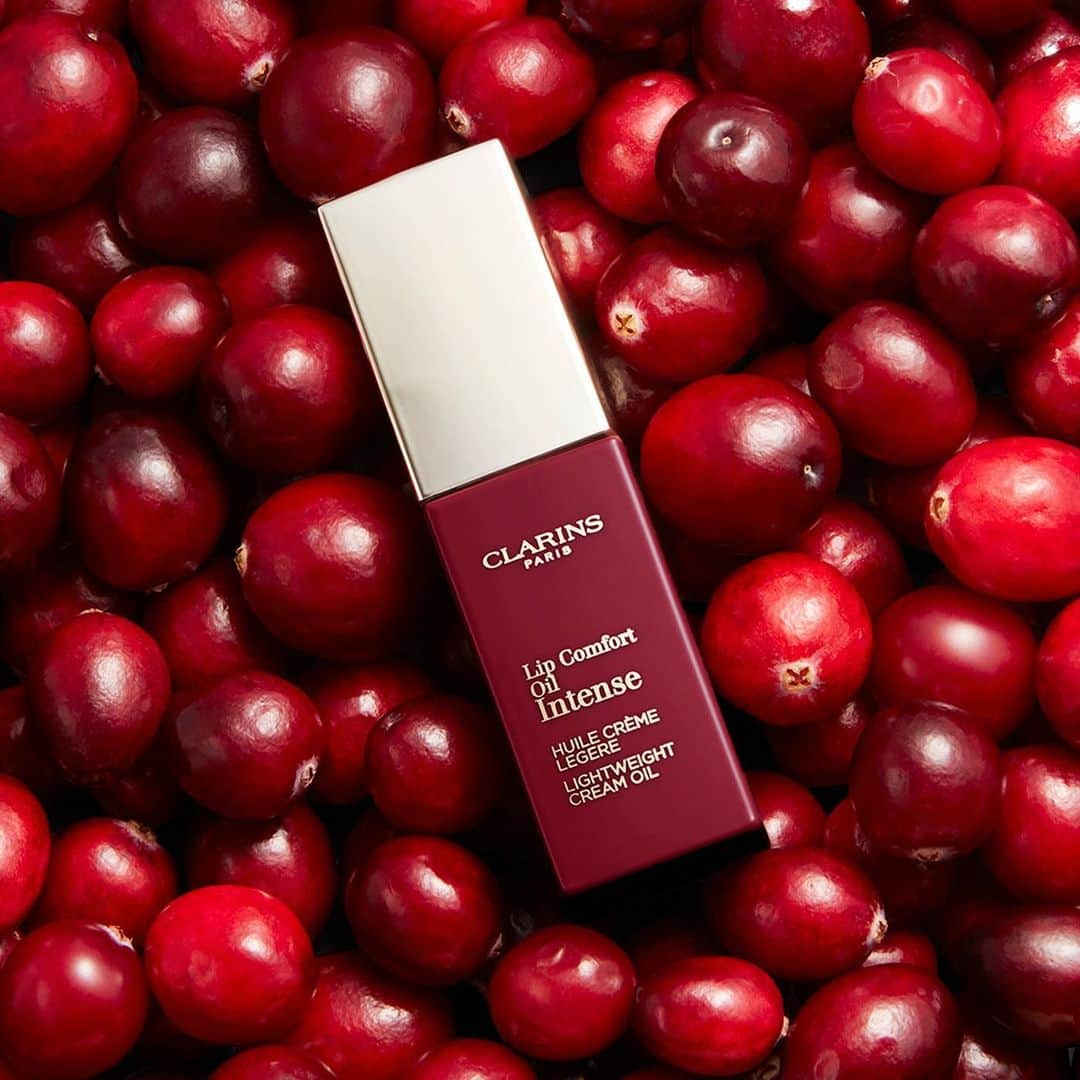 CLARINSさんのインスタグラム写真 - (CLARINSInstagram)「Drop us a 👄 below if you too are in a cranberry mood this fall!  This Lip Comfort Oil Intense is bold color with hydrated shine ♥️  Organic #cranberry oil provides incredible shine for a pout that feels soft and silky; never sticky. Deliciously scented with notes of red fruits, liquorice, and vanilla.  #clarinsmakeup #makeup #cranberryjuice」11月21日 4時21分 - clarinsusa