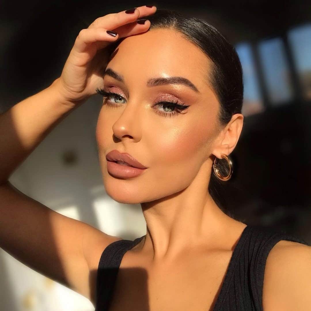 Too Facedのインスタグラム：「You GLOW girl ✨ @katesbeautystation is radiant in our Born This Way Super Coverage Concealer shade Golden Beige! #regram #tfbornthisway #toofaced」