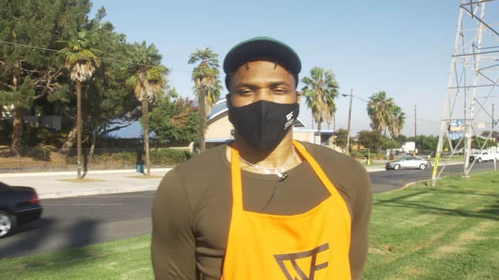 ラッセル・ウェストブルックのインスタグラム：「Yesterday my friends, family and I were in Los Angeles handing out Thanksgiving meals to those in need.  Things are challenging right now and people are struggling.  This is why it is more important than ever for me to support my community any way I can while keeping everyone safe.  #whynot」