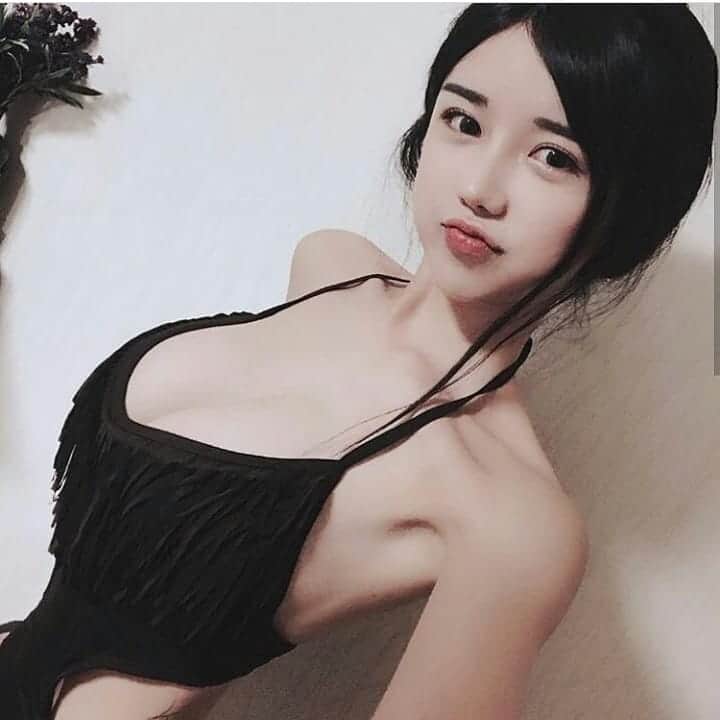 イ・スビンのインスタグラム：「🌚🖤」