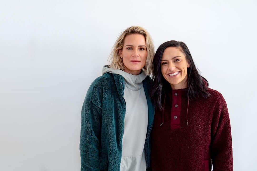 アリ・クリーガーのインスタグラム：「We sat down with @TheKnot to discuss our first year of marriage and the must-haves from The Knot Registry that have been the most useful during our time at home. We developed our registry based on items that bring us together — spending time in the kitchen, baking and wine!    Check out the link in bio for all of our picks  #theknotregistry」