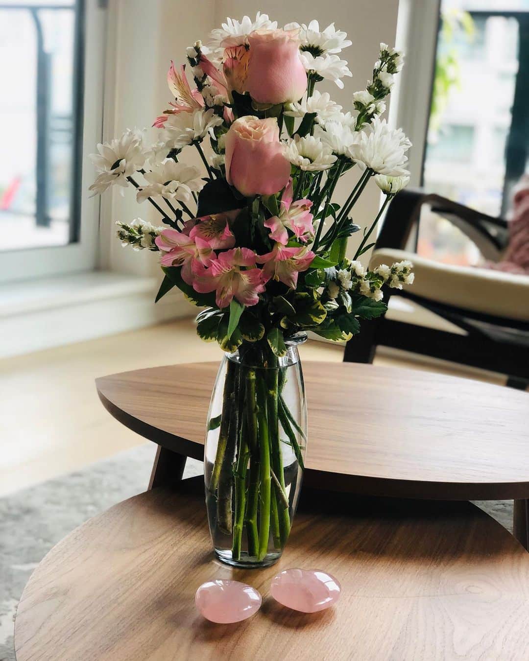 エマニュエル・シュリーキーのインスタグラム：「@samtrammellofficial you sure know how to brighten my day.. these beauties make my heart smile big💘 wishing you all a lovely weekend ahead.. stay safe and find things to be grateful for despite these difficult times.. #happyfriday #shabbatshalom」