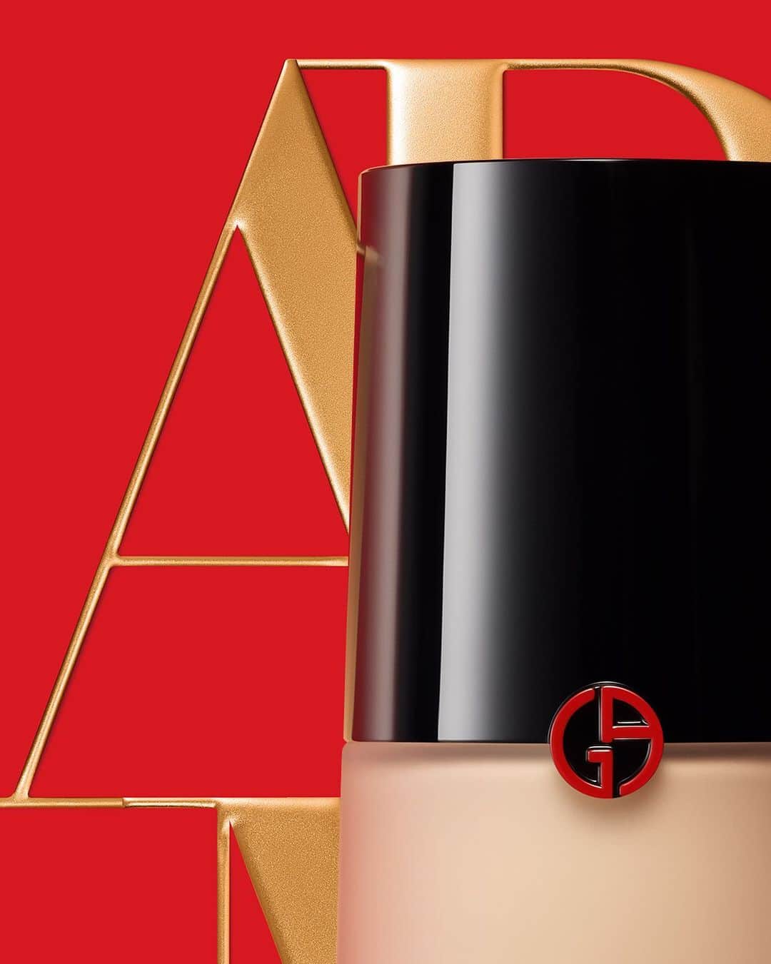 Armani Beautyさんのインスタグラム写真 - (Armani BeautyInstagram)「A foundation icon sealed in powerful red. Unleash your confidence this holiday season with the high coverage and weightless POWER FABRIC FOUNDATION.   #Armanibeauty #PowerFabric #foundation #holidayseason」11月21日 4時59分 - armanibeauty