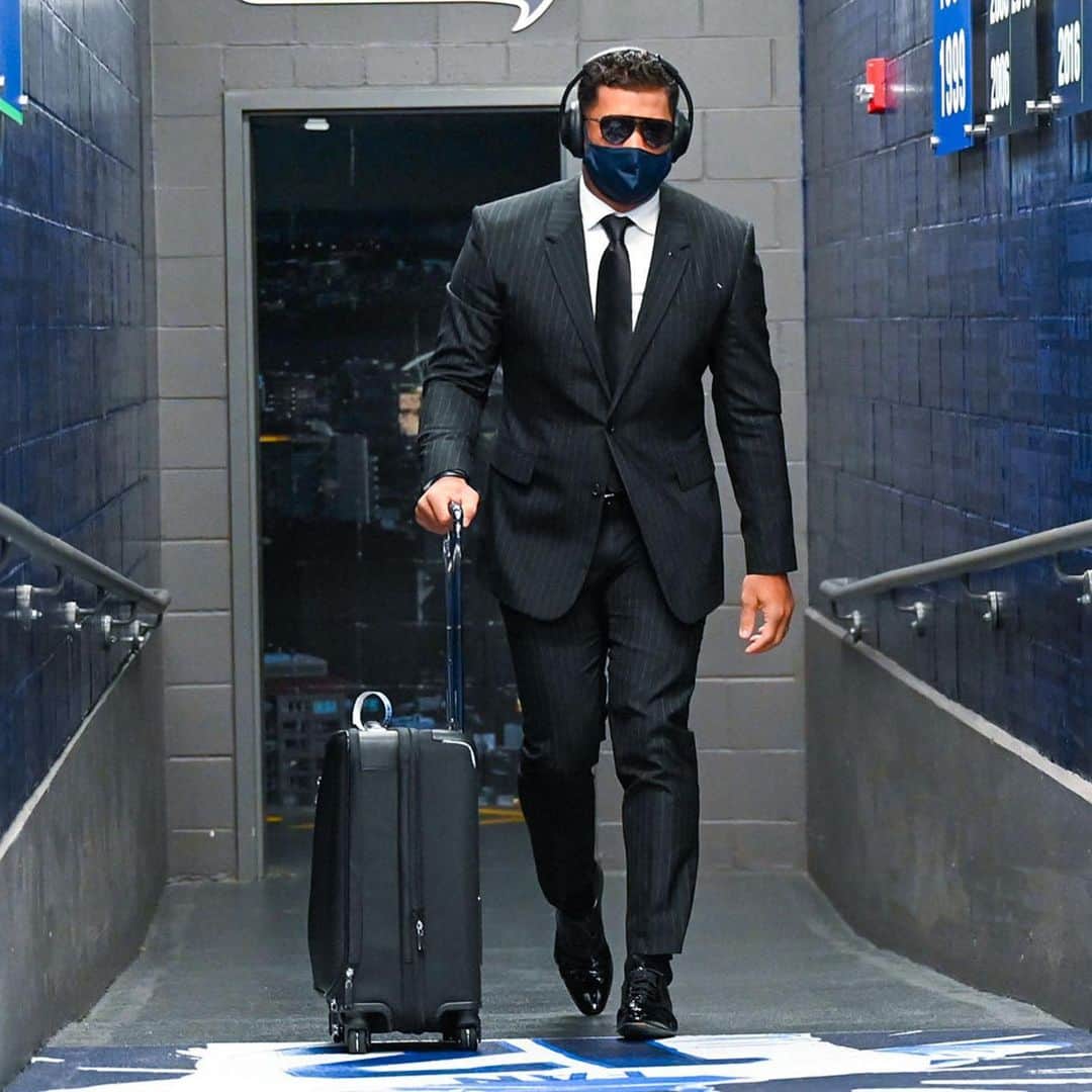 ラッセル・ウィルソンのインスタグラム：「Business. 🕺🏽@brioni_official」