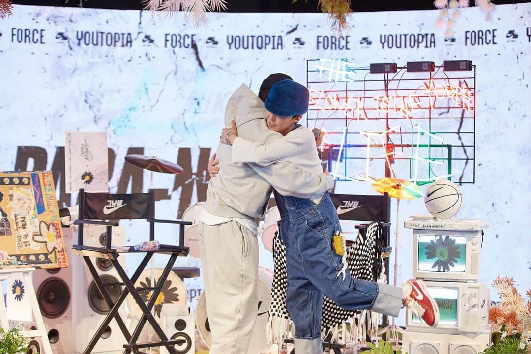 miniさんのインスタグラム写真 - (miniInstagram)「NIKE /DIGITAL LIVE TALK WITH G-DRAGON ‼  みんなの憧れ！レジェンド！BIGBANGのG-DRAGONが「ナイキエアフォース1 “Para-noise”」の発売を記念して行われたスペシャルデジタルトークセッションで、 ファンの前に久しぶりに登場！　元気な姿を見せてくれました！  「ナイキエアフォース1 “Para-noise”」はナイキと‎G-DRAGON‎によるコラボスニーカーで、昨年第一弾を発売し即完した大人気モデル。 その第二段が、来る11月25日、ナイキのアプリ「SNKRS」、ナイキ原宿、NIKELAB MA5、DSM GINZA で発売。 １年越しのコラボシューズは、アッパーの白いペイントが落ちるとG-DRAGON が描いたイメージが姿を現す仕様で、履く人によりシューズが独自の美しさを生み出す ”誰もが自由に自己表現できるようになること夢見ている”という‎G-DRAGONのイメージや考えをスニーカーで表現した特別な一足。 パラノイズは11 月25 日からSNKRS*、ナイキ原宿、NIKELAB MA5、DSM GINZA で発売予定。入手困難な人気モデルなので、事前にアプリに登録するのをおすすめします！  * SNKRS（スニーカーズ）は、ナイキの人気スニーカーにアクセスすることが出来る、キュレーション型のスニーカー専用アプリです。お気に入りのスニ ーカーをチェックして購入やアンロックできるだけでなく、最新発売情報、人気のイベント、限定商品の情報にアクセスすることができます。 詳細については、https://www.nike.com/jp/ja_jp/c/nike-plus/snkrs-app よりご確認ください。  それにしたってGD様！かっこいい😍  #nike  #paranoise  #gdragon  #gd #snkrs #bigbang」11月21日 15時53分 - mini_tkj