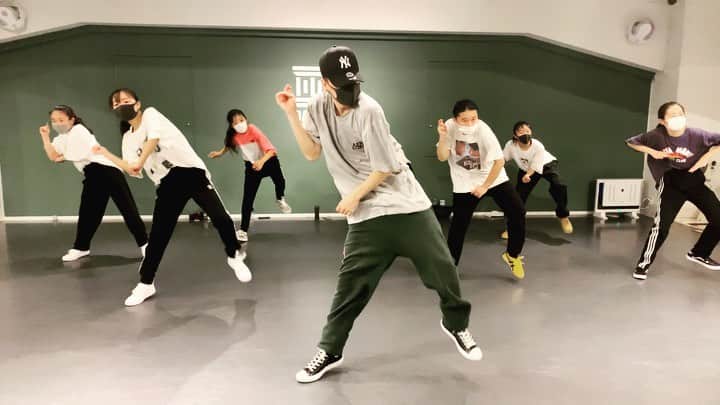 akihicのインスタグラム：「"Dance Works Kids 育成" れそん🔥 自分が大切にしてる事を色々楽しく教えております❗️✨ ・・・ @danceworks_jpn  @danceworks_kids  #music  #dance  #lesson  #kids育成  #ミンナキテクレテアリガトウ」