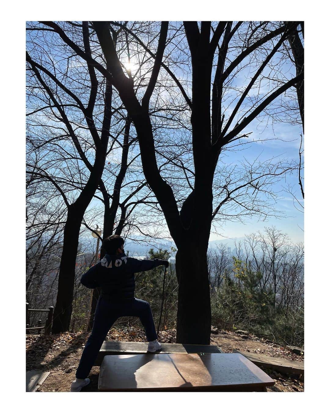 チョン・ヘヨンさんのインスタグラム写真 - (チョン・ヘヨンInstagram)「🍂🍁 집 뒷산  가을 하늘이 너무 예뻐요 낙엽들도 우수수 맨 마지막 사진은 아이들이 만든 바위 얼굴」11月21日 14時25分 - hydrangea_garden
