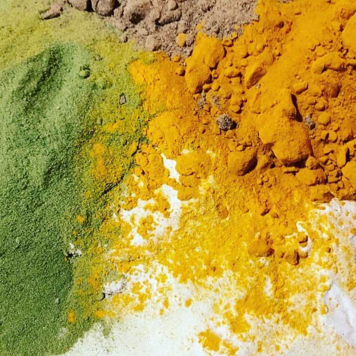 ケリスのインスタグラム：「South African Lime (makrut) turmeric , tamarind , chive seasoning amazing for fish ! Spicy pomegranate cayenne glaze . GOLD MINE WINTER BOX AVAILABLE NOW  go to bountyandfull.com and don't forget to order your gift cards 🤎」
