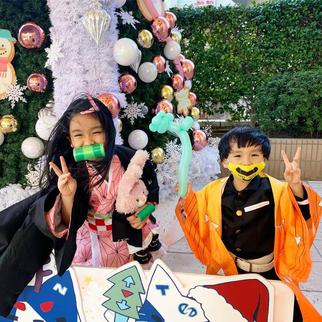 山口尚美のインスタグラム：「街はクリスマスになって来たけど 子供達はまだハロウィン気分🎄🎃 #風すごかった #鬼滅の刃コスプレ」