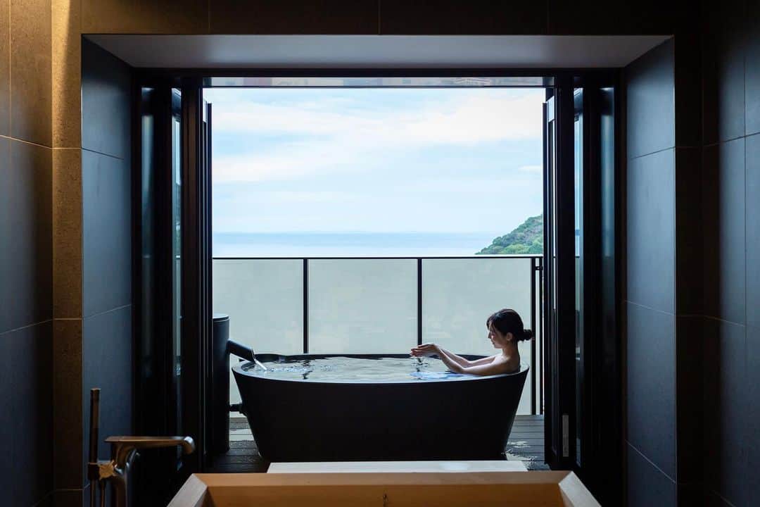 伊藤沙織さんのインスタグラム写真 - (伊藤沙織Instagram)「@soki_atami のHP撮影データを頂きました📸本当に素敵な旅館で、またプライベートで泊まりに行きたい🥺SOKIスイートのお部屋は、手前に見える広ーい檜風呂に加えてテラスに露天風呂もある贅沢な造り♨︎熱海湾を一望できる景色も最高✨✨ . #sokiatami」11月21日 14時38分 - saori__ito