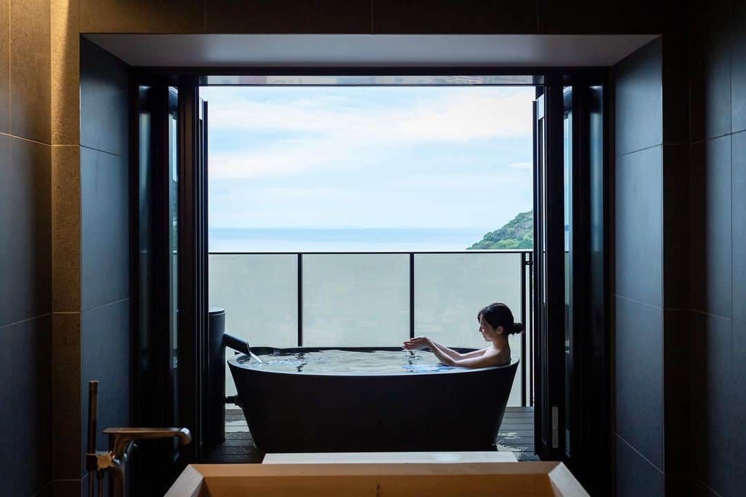 伊藤沙織のインスタグラム：「@soki_atami のHP撮影データを頂きました📸本当に素敵な旅館で、またプライベートで泊まりに行きたい🥺SOKIスイートのお部屋は、手前に見える広ーい檜風呂に加えてテラスに露天風呂もある贅沢な造り♨︎熱海湾を一望できる景色も最高✨✨ . #sokiatami」