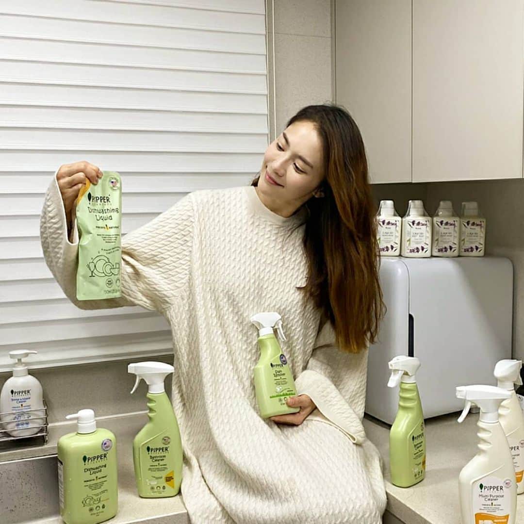 ユ・ハナのインスタグラム：「내일이 마감이에욧🍍🍍🍍 PIPPER STANDARD 는,  미국 및 아시아에 이어 유럽에서도 특허를 획득한 세계적으로 인정받고 더 성장해가고있는 세제 브랜드에요🍍  가정에서 특히 불필요한 화학물질 노출을 줄이면 알레르기 비율에 긍정적인 영향을 미칠 수 있답니다. 건강한 환경은 집에서 시작되죠!   피퍼스탠다드는, 잠재적인 알레르기 위험요소를 제거하여 사람들의 삶을 개선하는데 중점을 두고 있어요. 우리집에서 화학물질을 제거하고  우리를 위한, 우리 아이들을 위한, 오래 건강하길 바라는 우리 가족을 위한, 더 안전한 장소로 만드는데 도움이 되는 것은 파인애플로 만든 생분해 성 가정용 세제 Pipper Standard #피퍼스탠다드 랍니다.  ❤🌼 프롬하나 특별구성과 특별선물🌼❤  👉안전하게 지키면서 깨끗히 세정하기!! ⭐스프레이 3종세트⭐  ✅👕섬유얼룩제거제+🚽욕실세정제+🪞다목적세정제   그리고 ⭐주방세제세트⭐ ✅🍴주방세정제 본품 + 리필   🎁세트구매시마다 피퍼 핸드워시 30ml 트래블사이즈1개씩 넣어드려요🎁  춥다고 더 문닫게 되는 요즘 이에요. 칙 뿌리고 물로 쓱 뿌려도 잘 닦이고 화학성분가득한 잔류세제의 여러 부작용 걱정없이, 그것보다 더 세정력은 뛰어나며 천연에서 찾은 정직한 세제 피퍼로 가정에서 부터 건강한 환경을 만들어가요!   거짓말 가득한 세제의 성분세상 속 아이부터 어른까지 믿고쓰는 세제브랜드,  신세계백화점보다 훨~~씬 착한 가격으로 프롬하나에서 내일까지만 이에요💚🍍 @fromhana111    구매는 상단프로필란 링크주소클릭❗ ( m.fromhana.com)」