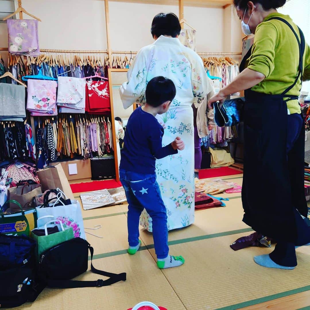 鈴木おさむさんのインスタグラム写真 - (鈴木おさむInstagram)「妻が着る着物をお選び中。後ろ姿が横綱に見えるのは僕だけだろうか？途中で、息子、妻のケツを叩く」11月21日 14時47分 - osamuchan_suzuki