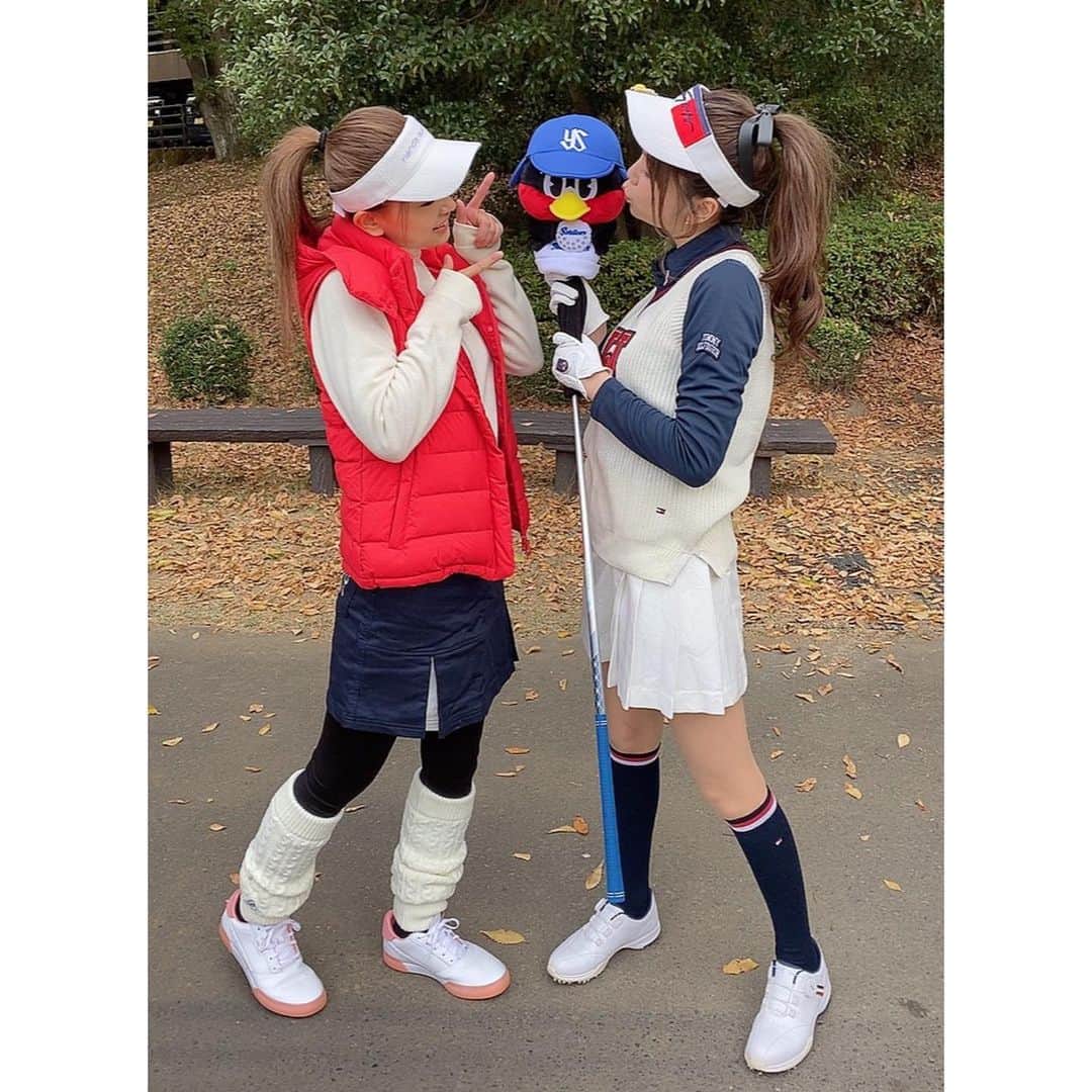 影山祥子さんのインスタグラム写真 - (影山祥子Instagram)「今回は神奈川県の方でゴルフ🏌️‍♀️ この日は寒い日だったからなるべくあったかい格好で🥰 足元はギャルだねってゆわれた☺️ 昔のルーズみたいになったけど これがめちゃくちゃあったかくて寒いゴルフにはちょうどよかった🥰 この日はベスト出そうで結局出ず。wwwww 次こそはベストだすぞー🏌️‍♀️🏌️‍♀️🏌️‍♀️ 毎回楽しいゴルフで、ありがとう❤️ . . . #ゴルフ　#ゴルフ女子 #golf #レフティ #楽しい　#ゴルフウェア #パーリーゲイツ　#adidas #pearlygates #上手くなりたい　#つばくろーのヘッドカバー　#可愛い　#ガチ勢」11月21日 14時49分 - sacco324