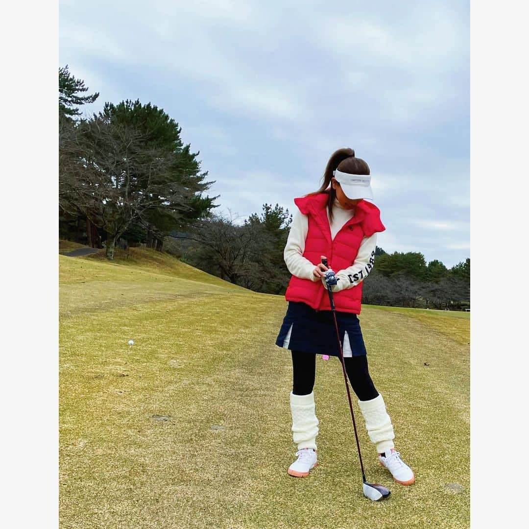 影山祥子のインスタグラム：「今回は神奈川県の方でゴルフ🏌️‍♀️ この日は寒い日だったからなるべくあったかい格好で🥰 足元はギャルだねってゆわれた☺️ 昔のルーズみたいになったけど これがめちゃくちゃあったかくて寒いゴルフにはちょうどよかった🥰 この日はベスト出そうで結局出ず。wwwww 次こそはベストだすぞー🏌️‍♀️🏌️‍♀️🏌️‍♀️ 毎回楽しいゴルフで、ありがとう❤️ . . . #ゴルフ　#ゴルフ女子 #golf #レフティ #楽しい　#ゴルフウェア #パーリーゲイツ　#adidas #pearlygates #上手くなりたい　#つばくろーのヘッドカバー　#可愛い　#ガチ勢」