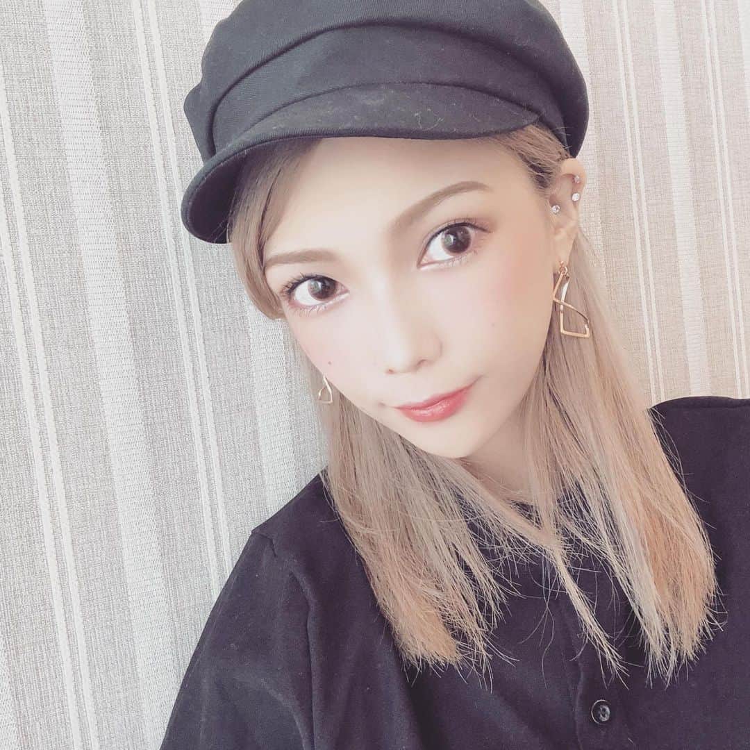 のインスタグラム：「： #aclinic で山田哲雄先生 @a_clinic_ginza にAスレッドを施術してもらった経過報告です！  施術後はすぐ腫れもひいて メイクもいつも通り出来ました🥰 術中は前回言った通り 全く痛くないです🙋‍♀️  友達にも小顔になったねって 言われるようになって 写真撮るのも嫌じゃなくなった☺️  何年もコルギとか通うより すぐ小顔になるからオススメです🙋‍♀️❤ ： #aスレッド #aclinic #aclinic銀座 #aclinic横浜 #aクリニック #美容 #小顔 #美肌 #リフトアップ #美容外科 #美容皮膚科 #美容クリニック #山田哲雄」