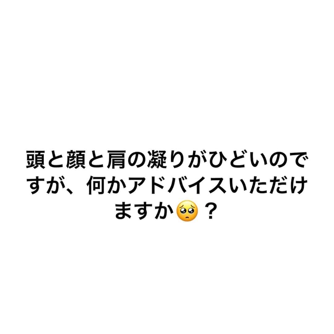 y1735kのインスタグラム：「ストーリーへのご質問ありがとうございます。 【動画3枚目】 私も頭のむくみ、頭痛が気になり、 専門の整体院に行った事あります。 ・ そこで教えてもらった調整方法　ご紹介しますね！ ・ 頭の中は脳を守るために脳脊髄液にみたされています。頭から背骨、全身を循環してまた頭に帰ってくるということを繰り返しています。  ・   精神的ストレスや肉体疲労、暴飲暴食や、添加物や薬品、気温や気圧、電磁波などの外的要因によって体内の循環が滞ってしまうことがあります。  ・ 流れが悪くなり、その髄液が頭にたまって頭の中がむくんで頭痛を引き起こしたり、サイズが大きくなってしまうそうなのです☝️（教えていただいた説明を参照） ・ 私もこの調整を続けることで、 楽だなぁと実感することが増えたのでおすすめです！  ①耳をぎゅーっと10秒ほどひっぱる ②頭を少し傾けて前頭部あたりを50回チョップ  #肩こり改善 #頭痛改善  #ヨガ #リフトアップ」