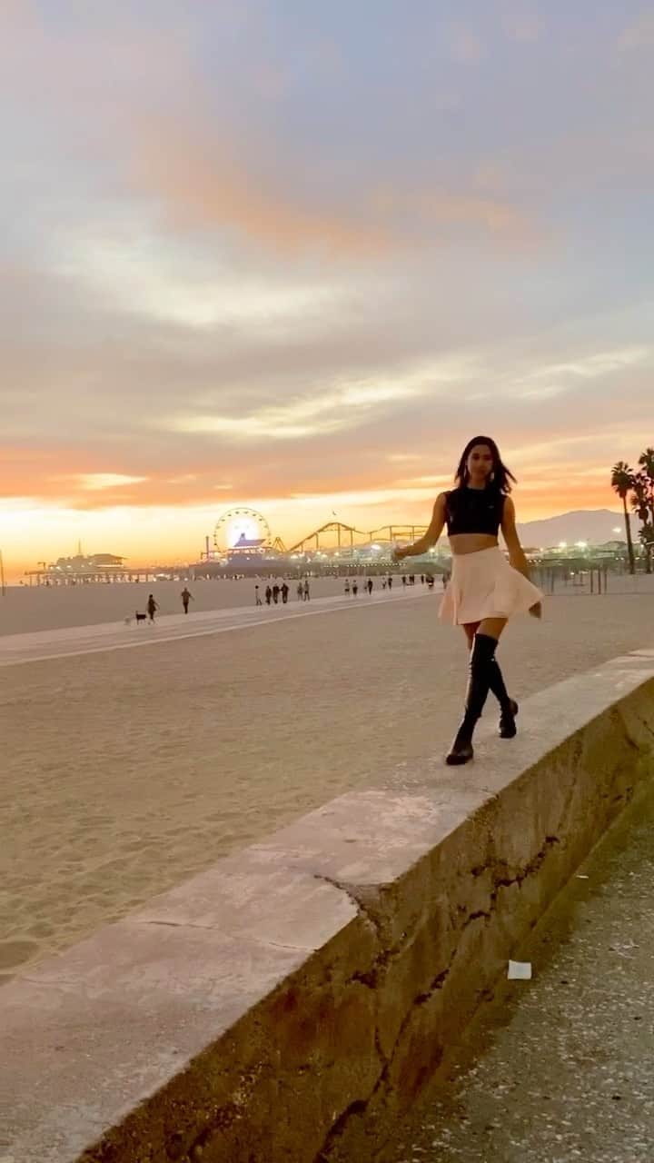 メロディー洋子のインスタグラム：「Taking every step with confidence now. 🦅 自信を持って一歩づつ歩こう！  #sunset #runway #WERQ #ajmelodyyokopeptalk」
