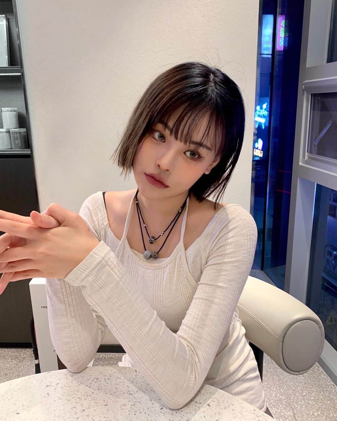 ビヤのインスタグラム：「사실은 옆자리 케이크가 탐나는 나」