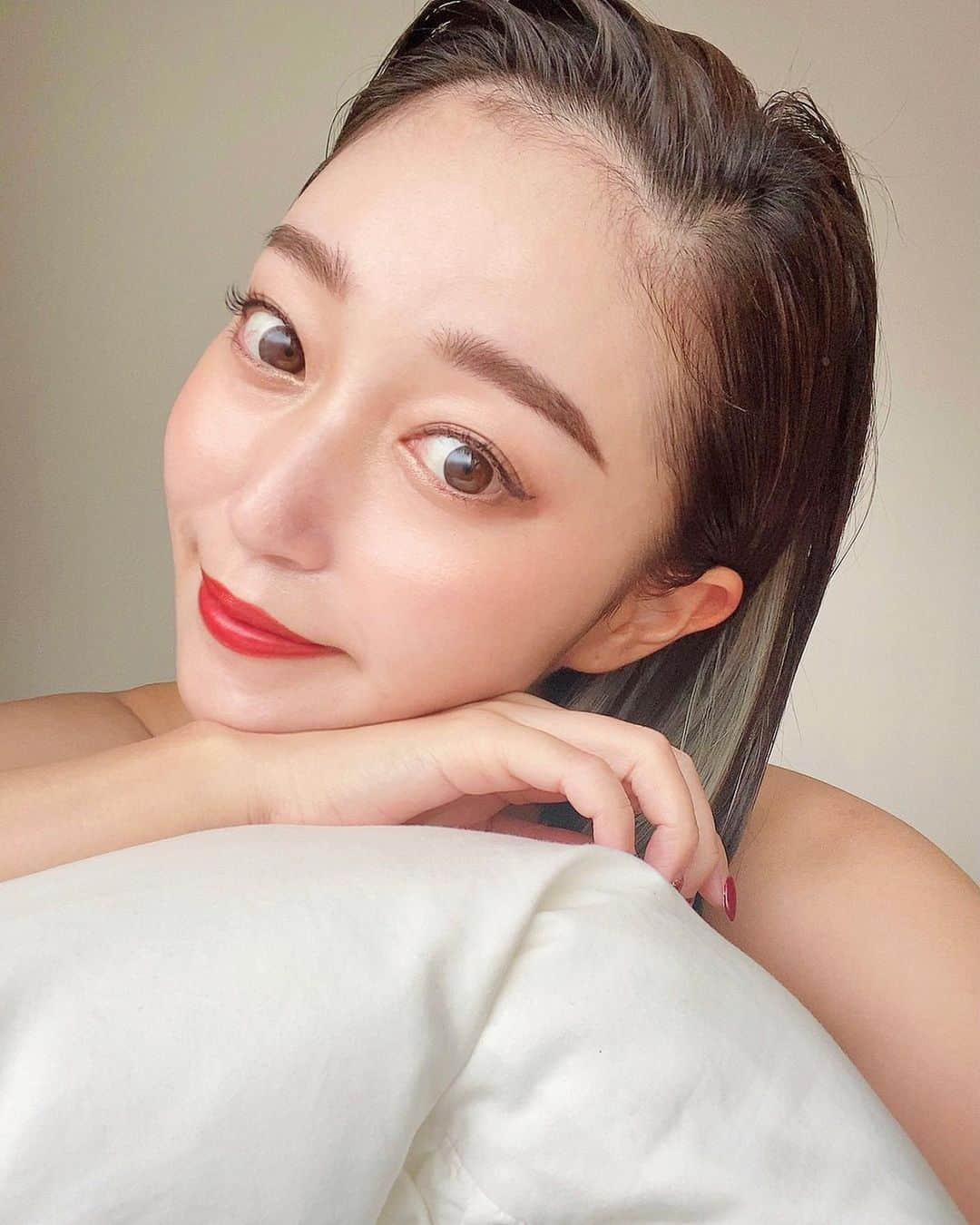 梅谷安里さんのインスタグラム写真 - (梅谷安里Instagram)「今年はゴルフもたくさん行ったし 年齢と共に気になるシミ対策で新しいスキンケア使い始めたよ！！ 安定型ハイドロキノン配合の配合の アバンタイムトーンショットクリーム✨ 両頬の目の下あたりが気になるから夜にちょこんと使ってます！！ 秋冬の間に美白に戻すのがわたしの毎年のルーティーン☃️ 冬の乾燥でのくすみ対策にも良いよね❤️ #beauty #アバンタイム #ハイドロキノン #美白#スキンケア#PR」11月21日 15時11分 - anriworld