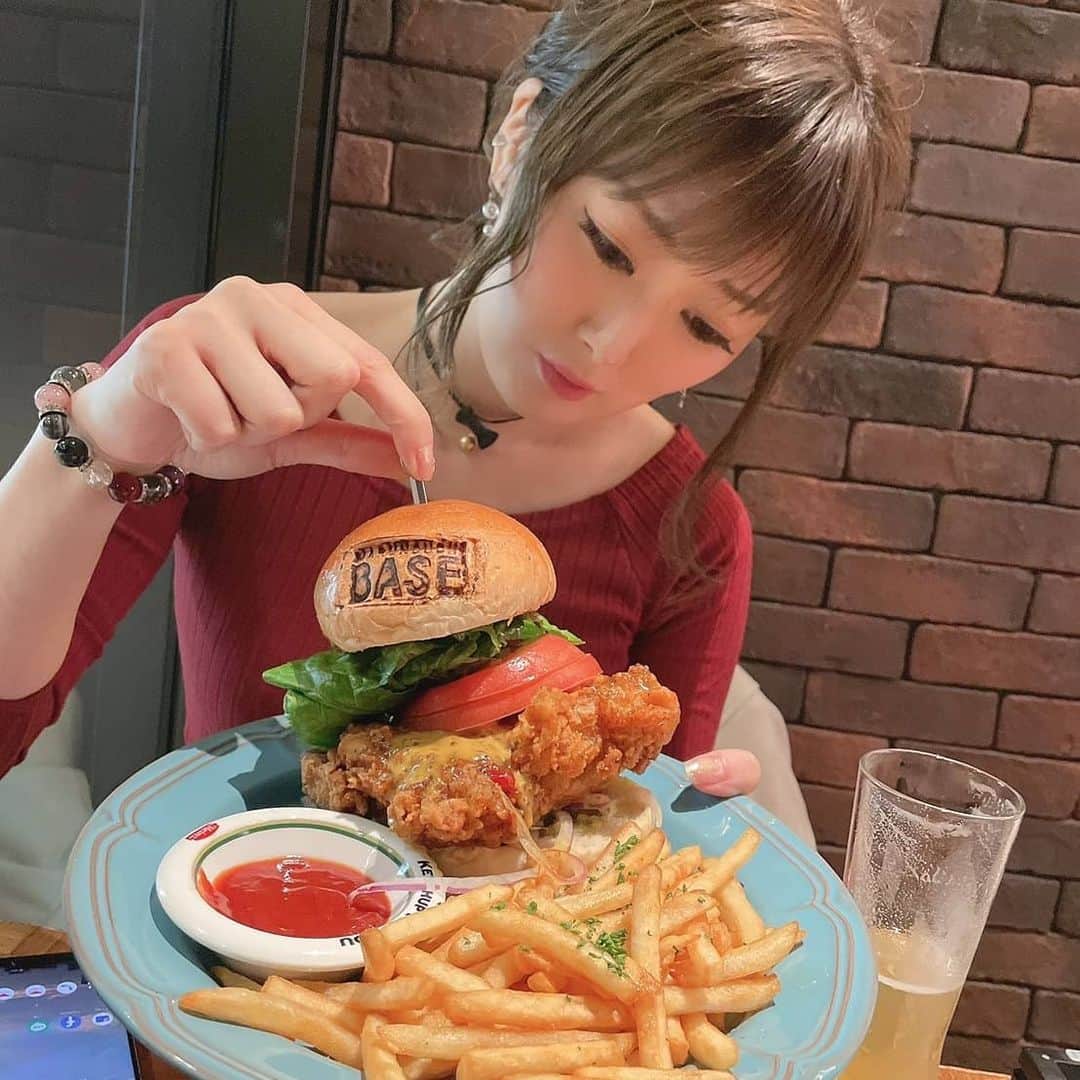 松浦麻里奈のインスタグラム：「大きすぎて、どーやって食おう😂🌼💓 今月11/5 OPENしたばかりの MARUNOUCHI BASE(マルノウチ ベース)  •フライドチキンバーガーが、大きすぎて かぶりつけないので、切って食べる😘✨ ３枚目(≧▽≦)  一緒に飲んでるのは、丸の内オリジナルビール😋✨ あと、ビアフロートも飲んでみた！！ ソフトが乗ってるのだけど、新感覚なお味やわ😍⚡  そして、お酒の種類が多いから迷うわ。 お料理も全部ボリュームあった(◕ᴗ◕✿)  ここは、丸の内エリア初で 大型複合エンターテインメント施設になってるん😁🌷  1次会から2次会、3次会まで使えるし  プロジェクションマッピングあったり、 最新ダーツ、最新カラオケ機器などもあるんだよーっ😽👍  仲通りに面した席は イルミネーションも見れるし、テラスも良さげやった🥰🌸  . . .  #MARUNOUCHIBASE #丸の内ベース #MARUNOUCHI_BASE  #マルノウチベース #アメリカンダイナー #カラオケ #ダーツ #プロジェクションマッピング #pr  #ハンバーガー#バーガー#チーズバーガー　#フライドチキン #フライドチキンバーガー#ガーリックシュリンプ #ビアフロート#beer#ビール#テラス#イルミネーション #Illumination　#冬#Xmas#xmas #忘年会#丸の内グルメ #東京グルメ #グルメスタグラム #グルメ好きな人と繋がりたい」