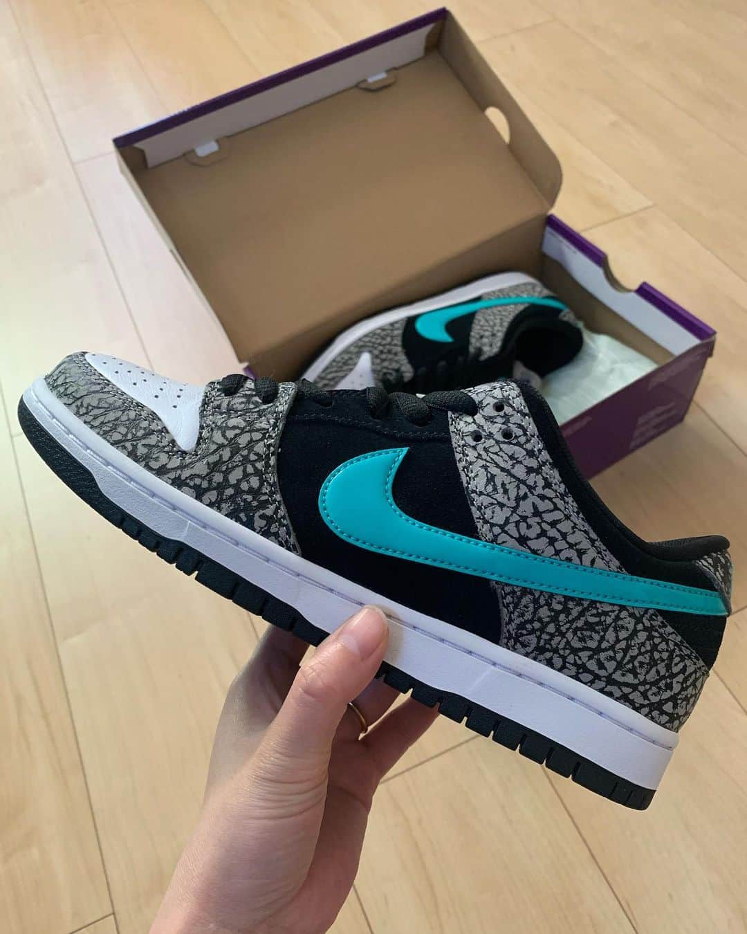 のインスタグラム：「. . NIKE SB DUNK LOW PRO "ELEPHANT"  . . やっぱり最高だ❤️ . . #nike #dunksb #elephant #atmos #sneakers #sneaker #nikedunk #nikedunksb #sneakerhead #sneakergram #sneakerness #sneakerfiles #sneakergallery #sneakersaddict #sneakerporn #elephantdunk」