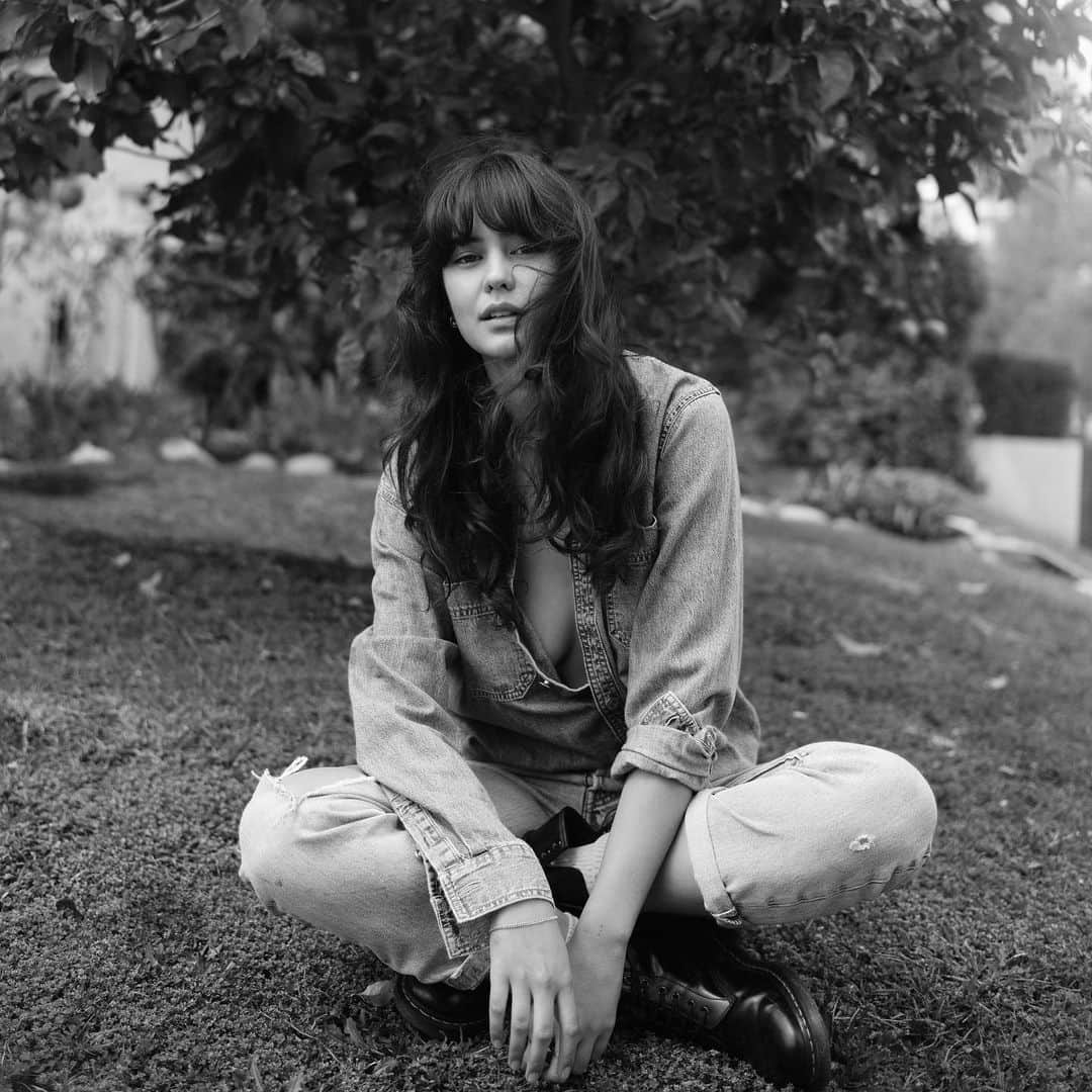 コートニー・イートンのインスタグラム：「long hair and lemon trees」