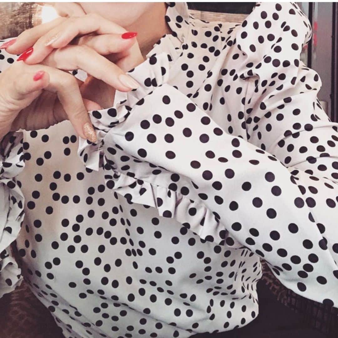 須之内美帆子のインスタグラム：「税込価格【¥5.500-】 残り1点です❤︎  #ハイショルダー#フリルネック#フリルスリーブ#ドット#トップス   オフホワイトカラーにブラックのドット模様♡ フリルネックとフリルスリーブが可愛らしくハイショルダーのラインがとても素敵なトップスです♡ 　サラッとした素材で着心地が良いです♡ size バスト-85cm〜90cm ウエスト-65cm〜70cm 丈-60cm  ＊ご購入はプロフィールにあるURLからチェックして下さい❤︎」
