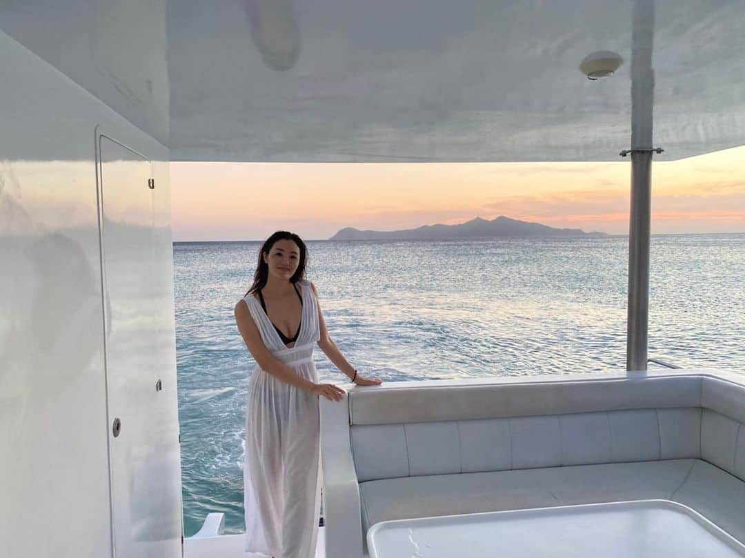 佐藤仁美のインスタグラム：「🐬🐚🌅  暖かいところ好きだけど 何気にハワイ未上陸。  いつか行ってみたいな。  ハワイのどんな所が魅力なのか知りたい😊 あなたは何故ハワイが好き？  #sunset #cruise  #海きれい」