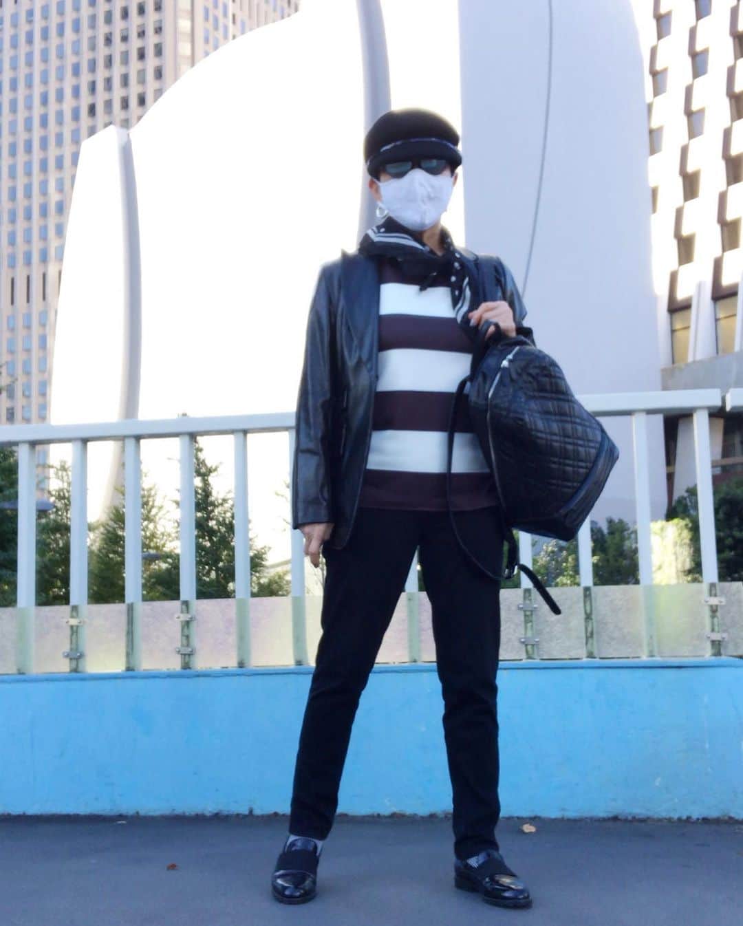 小川知子さんのインスタグラム写真 - (小川知子Instagram)「#突風  #風で飛ばされそう  #モノクロファッション  #セルフネイル  #小川知子  凄い風🌪  でも暖かい。  中はノースリーブ。  踏ん張ってたら足がつった🦶」11月21日 15時24分 - tomoko_ogawa_