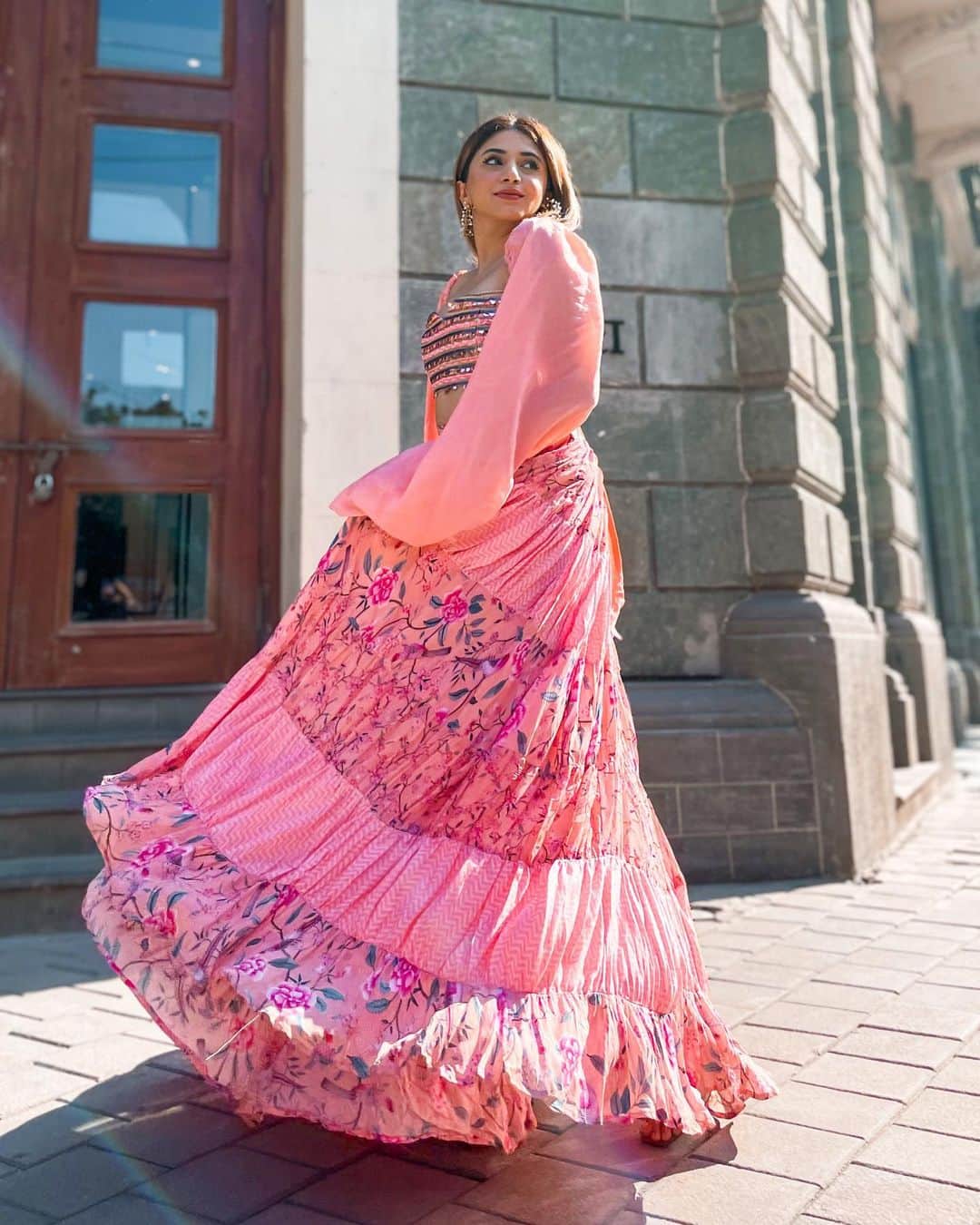 Aashna Shroffさんのインスタグラム写真 - (Aashna ShroffInstagram)「Finally getting out of the city tomorrow and this is my mood rn 💃🏻☺️  Wearing the prettiest @rishiandvibhuti outfit, that you can’t help but want to twirl in 💖」11月21日 15時37分 - aashnashroff