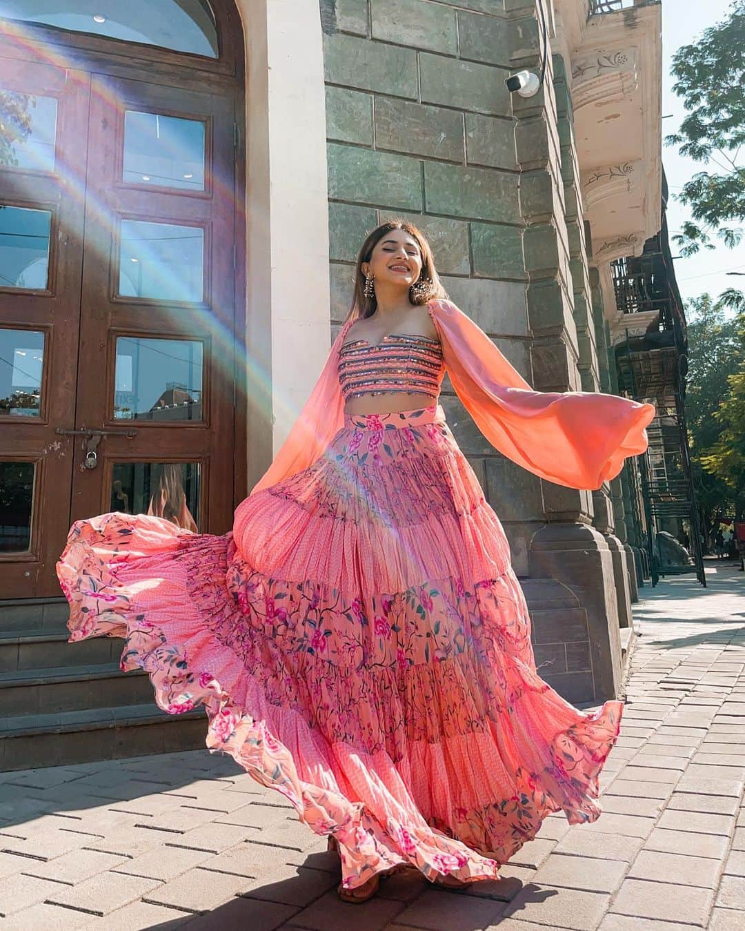 Aashna Shroffさんのインスタグラム写真 - (Aashna ShroffInstagram)「Finally getting out of the city tomorrow and this is my mood rn 💃🏻☺️  Wearing the prettiest @rishiandvibhuti outfit, that you can’t help but want to twirl in 💖」11月21日 15時37分 - aashnashroff
